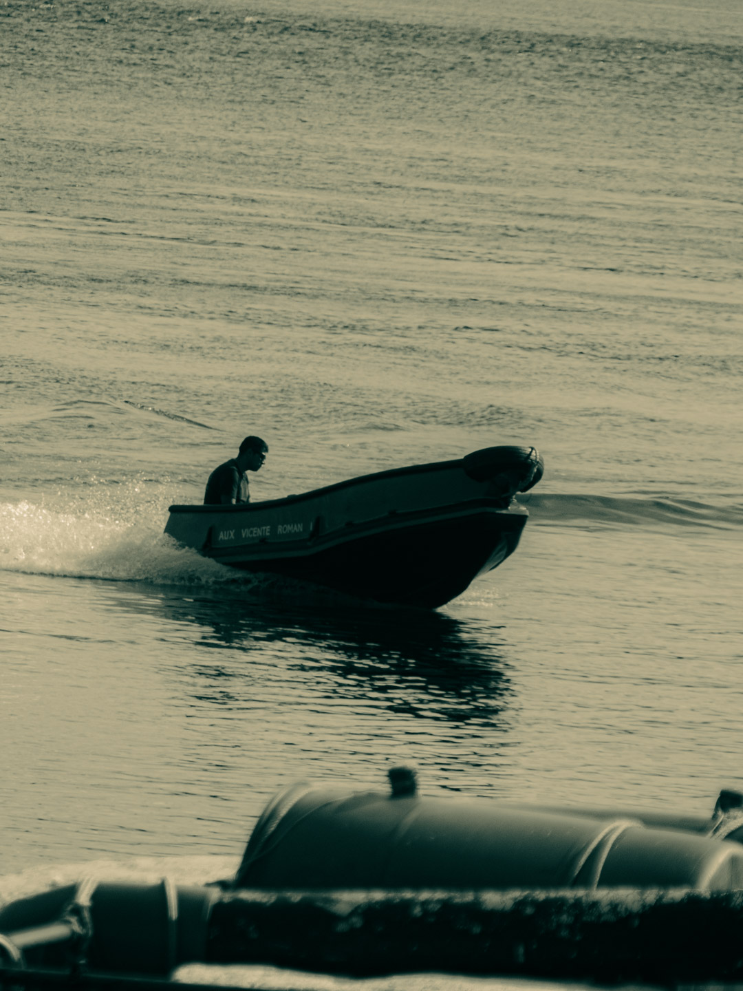 El Una lancha avanza sobre el mar calmo mientras su tripulante navega en silencio, supongo que la experiencia lo lleva contantemente al estado de flow.
