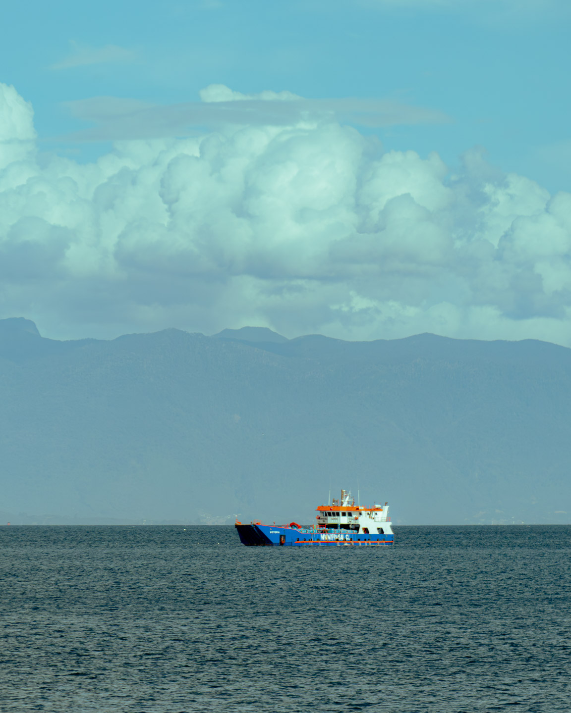 La línea donde tierra y mar se confunden, un paisaje que invita a detenerse antes de disparar.