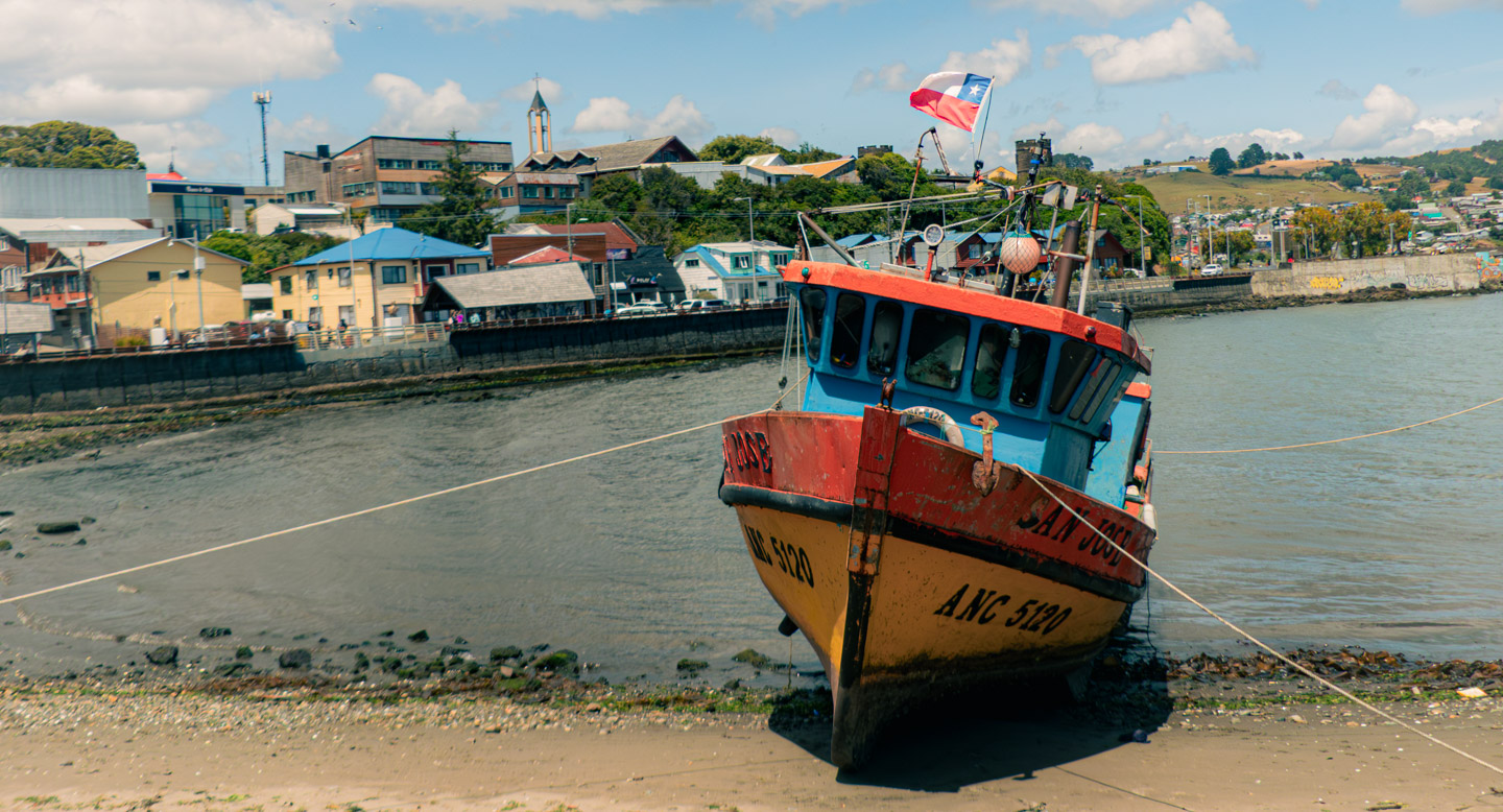 Desde el muelle, el paisaje se ordena en capas: agua, cielo y estructuras que resisten al clima.