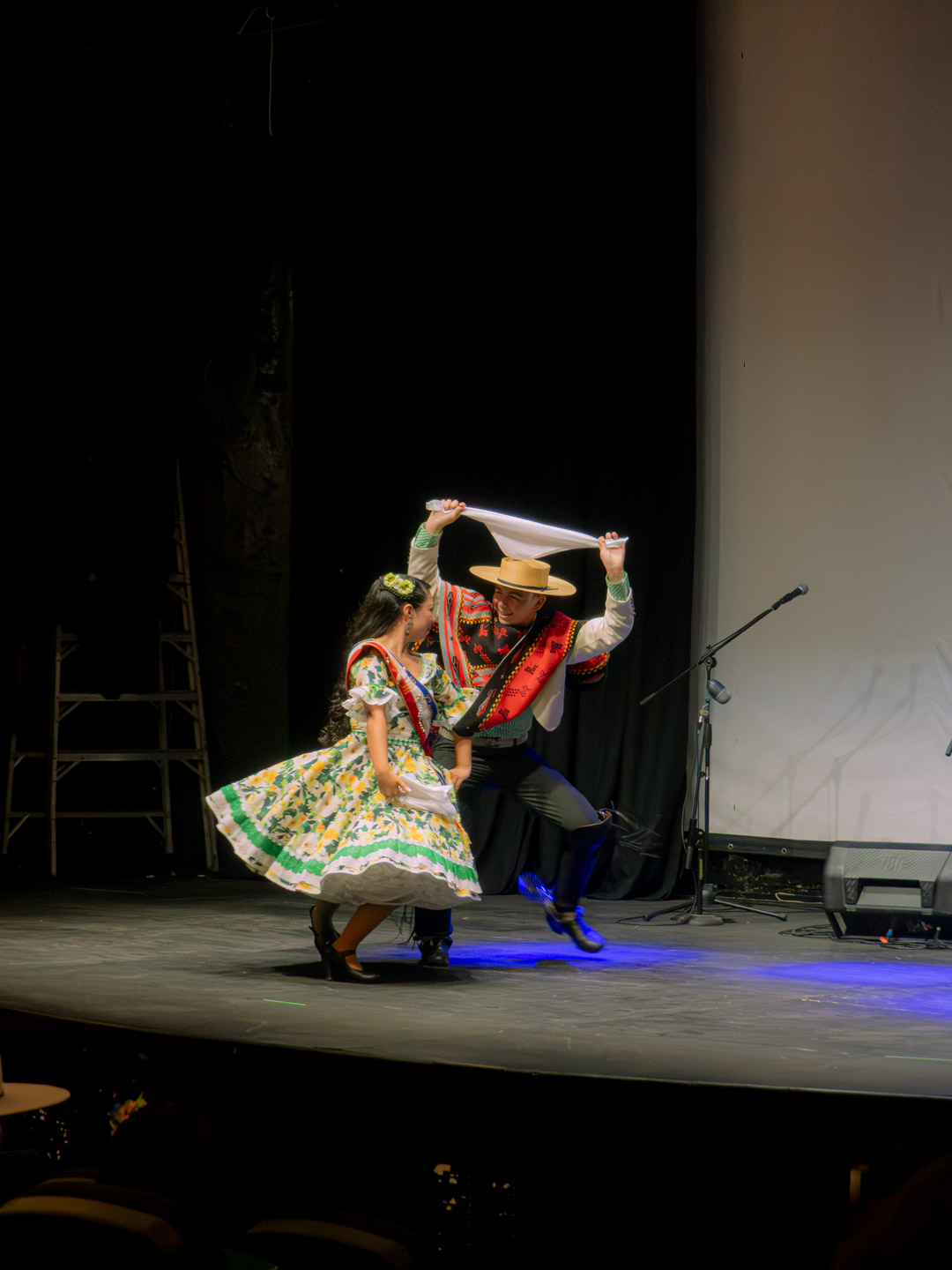 La danza se despliega sobre el escenario con energía contenida, transformando el espacio en un punto de encuentro entre identidad, ritmo y memoria colectiva.