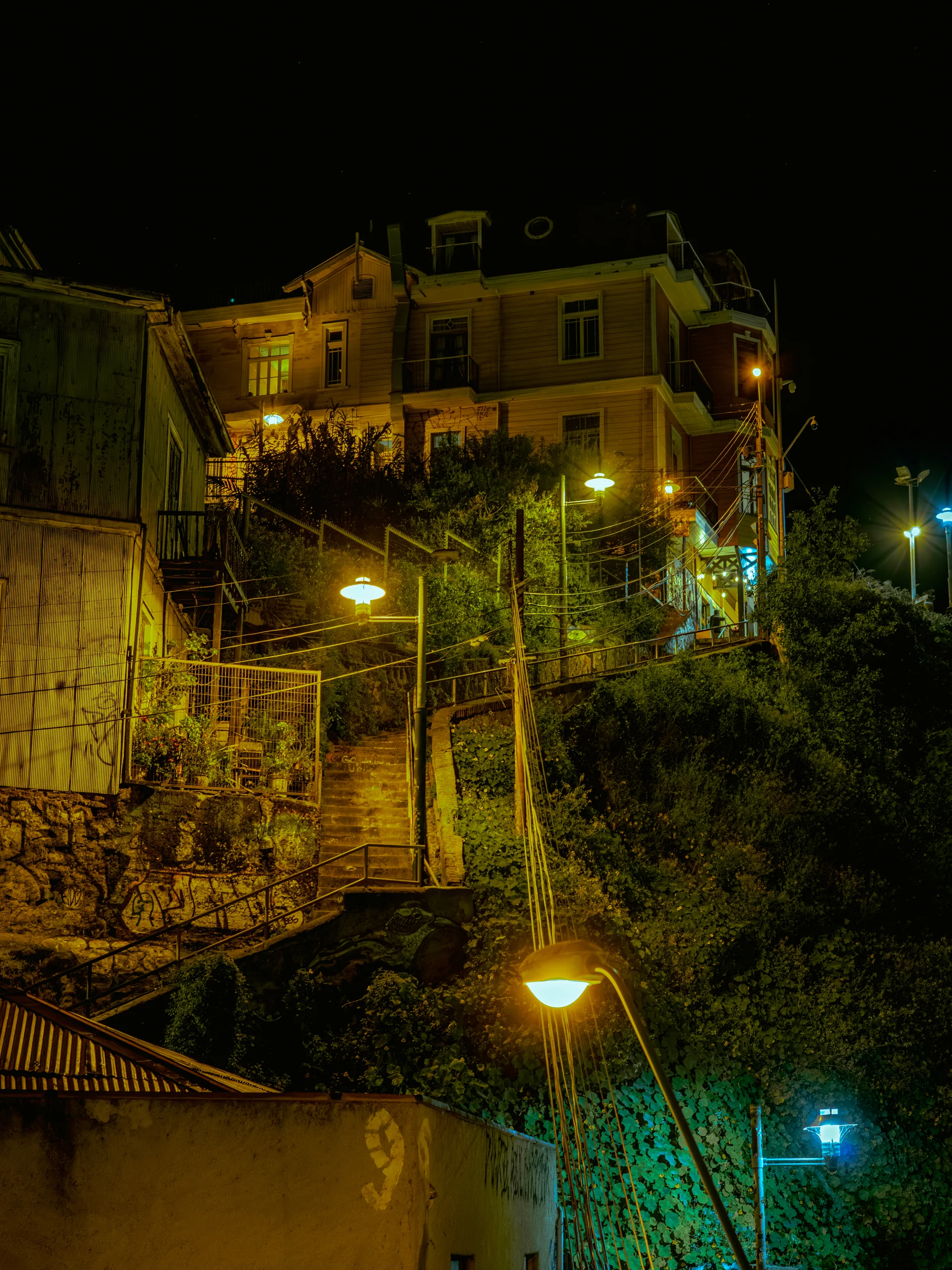 La vista desde el hostal: luces, escaleras y cerros que caen hacia el mar. La bienvenida perfecta para un fin de semana improvisado.
