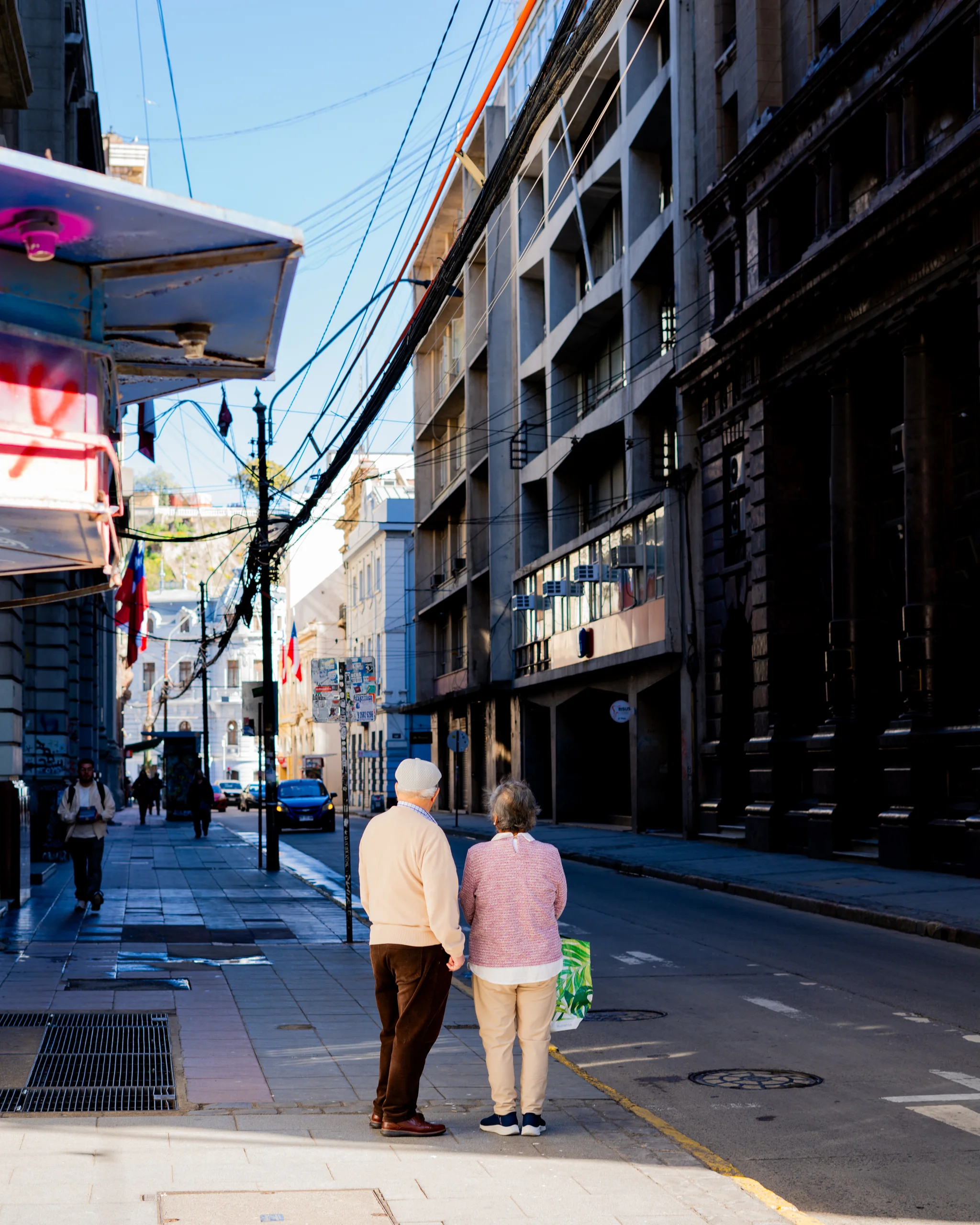 Una pareja mayor avanza tranquila, como si el tiempo en Valpo corriera un poco más lento.