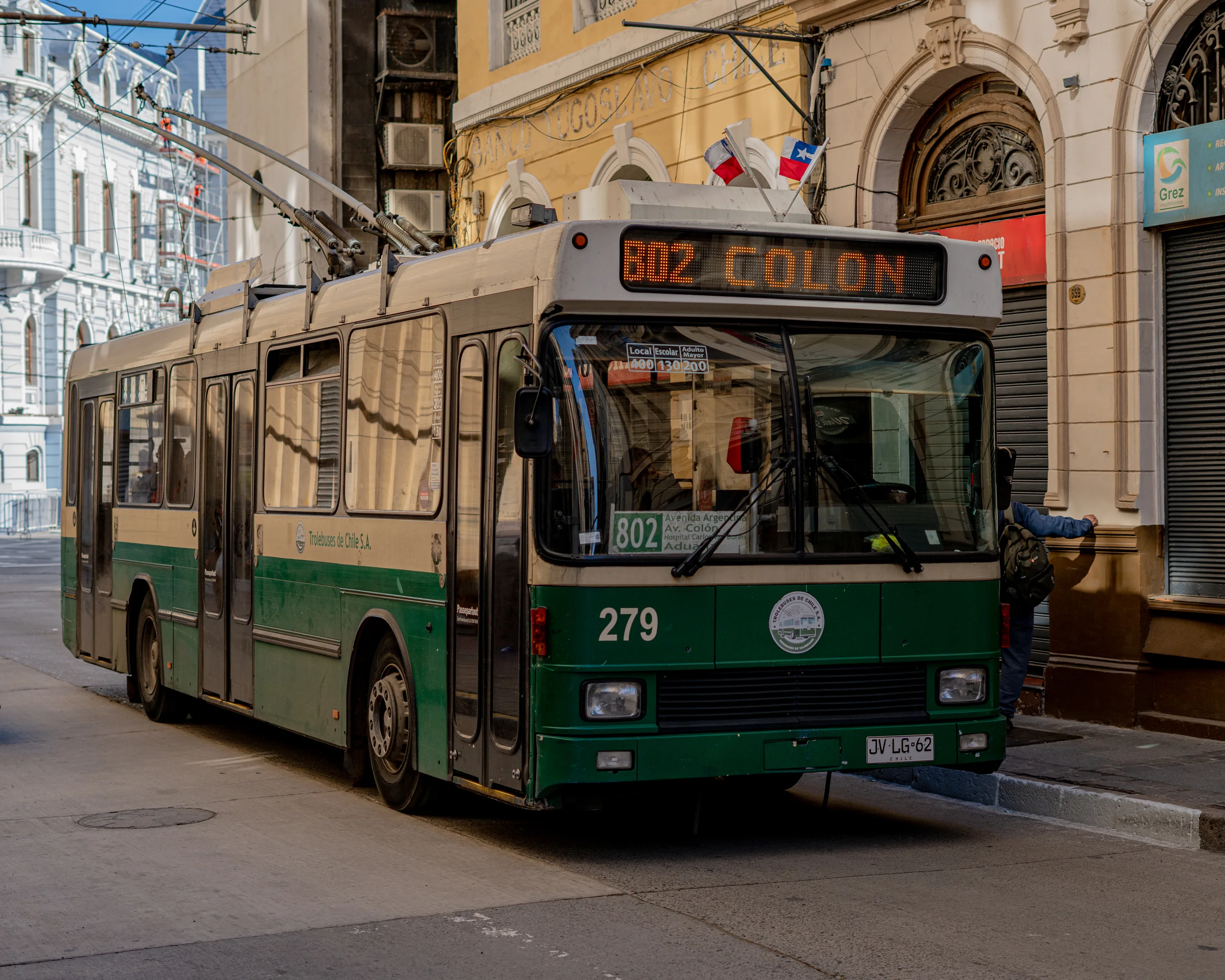 El trole congelado un segundo en medio del movimiento del centro.