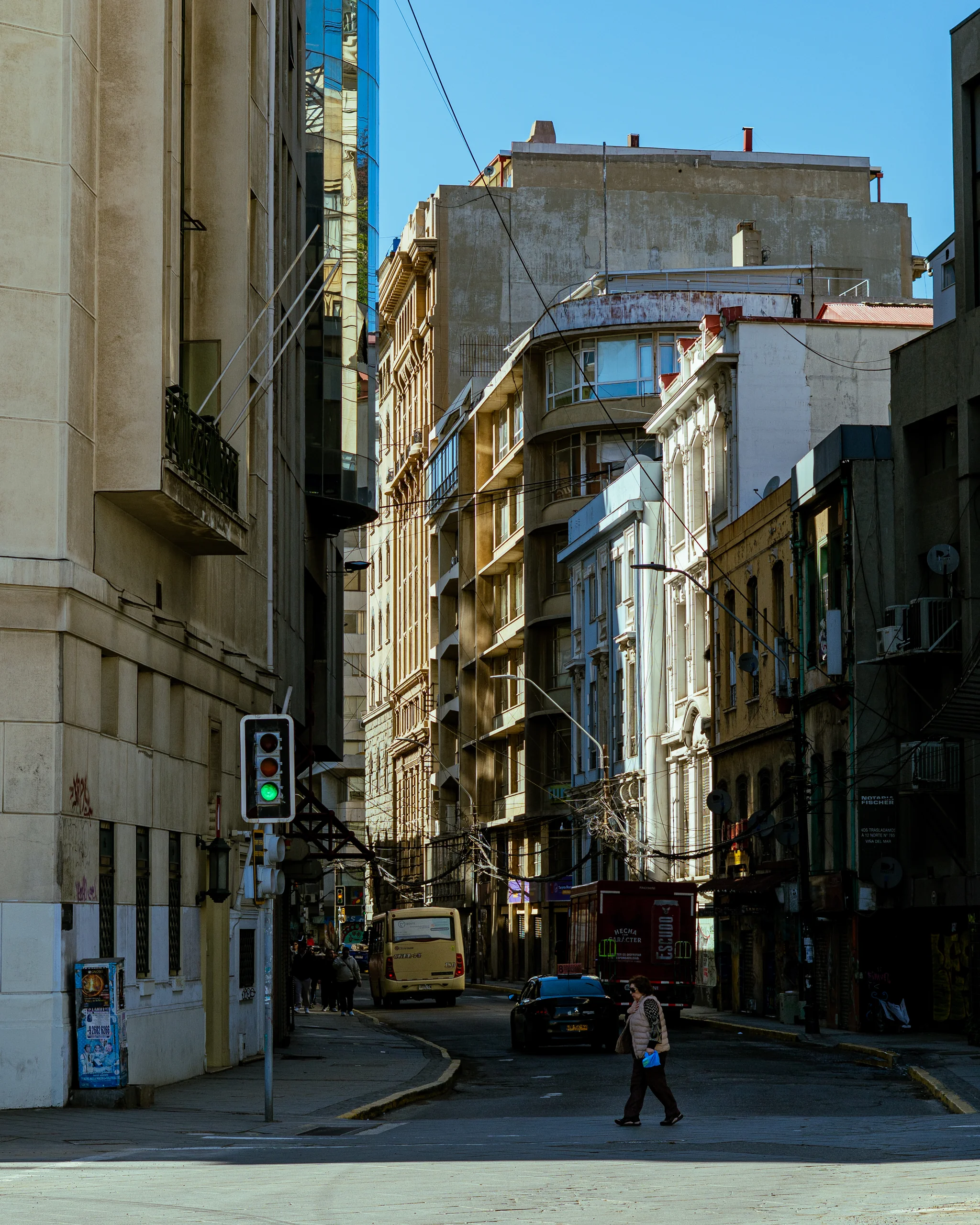 Tráfico, edificios y cables: la postal urbana que sostiene el resto del paisaje más turístico.