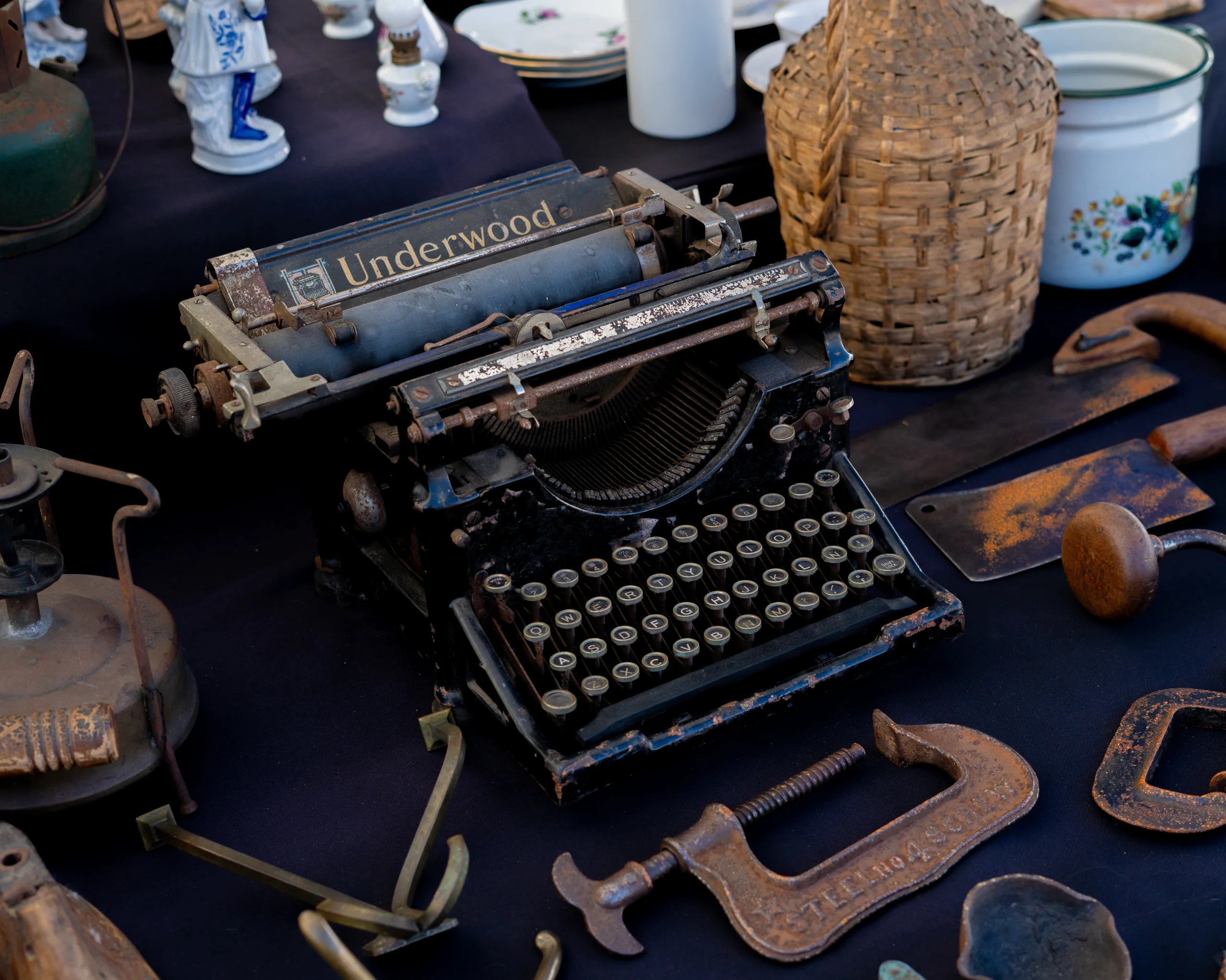 Objetos antiguos alineados como pequeña cápsula del tiempo en medio de la ciudad.