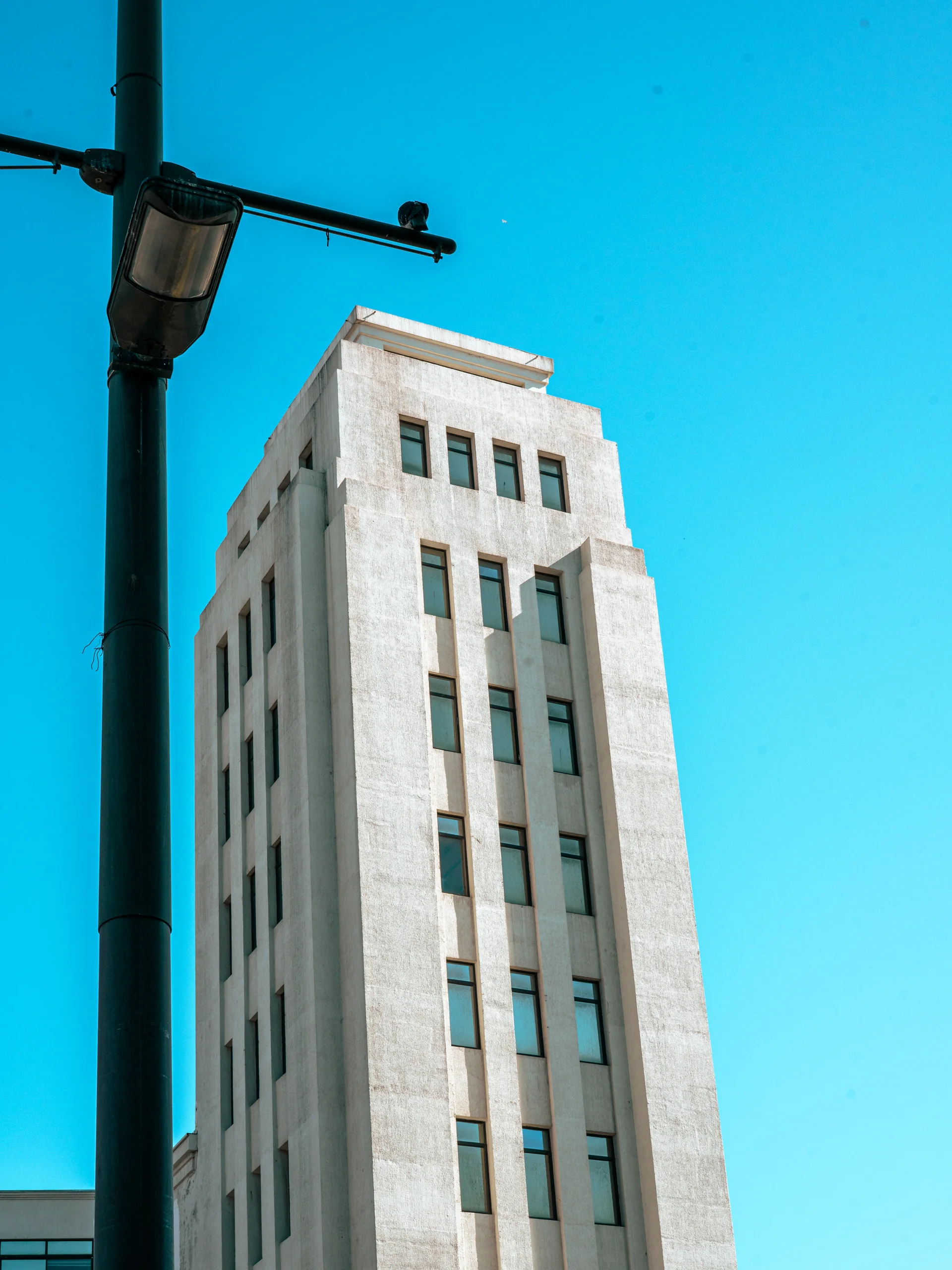 Un edificio simple recortado contra un cielo absolutamente limpio.
