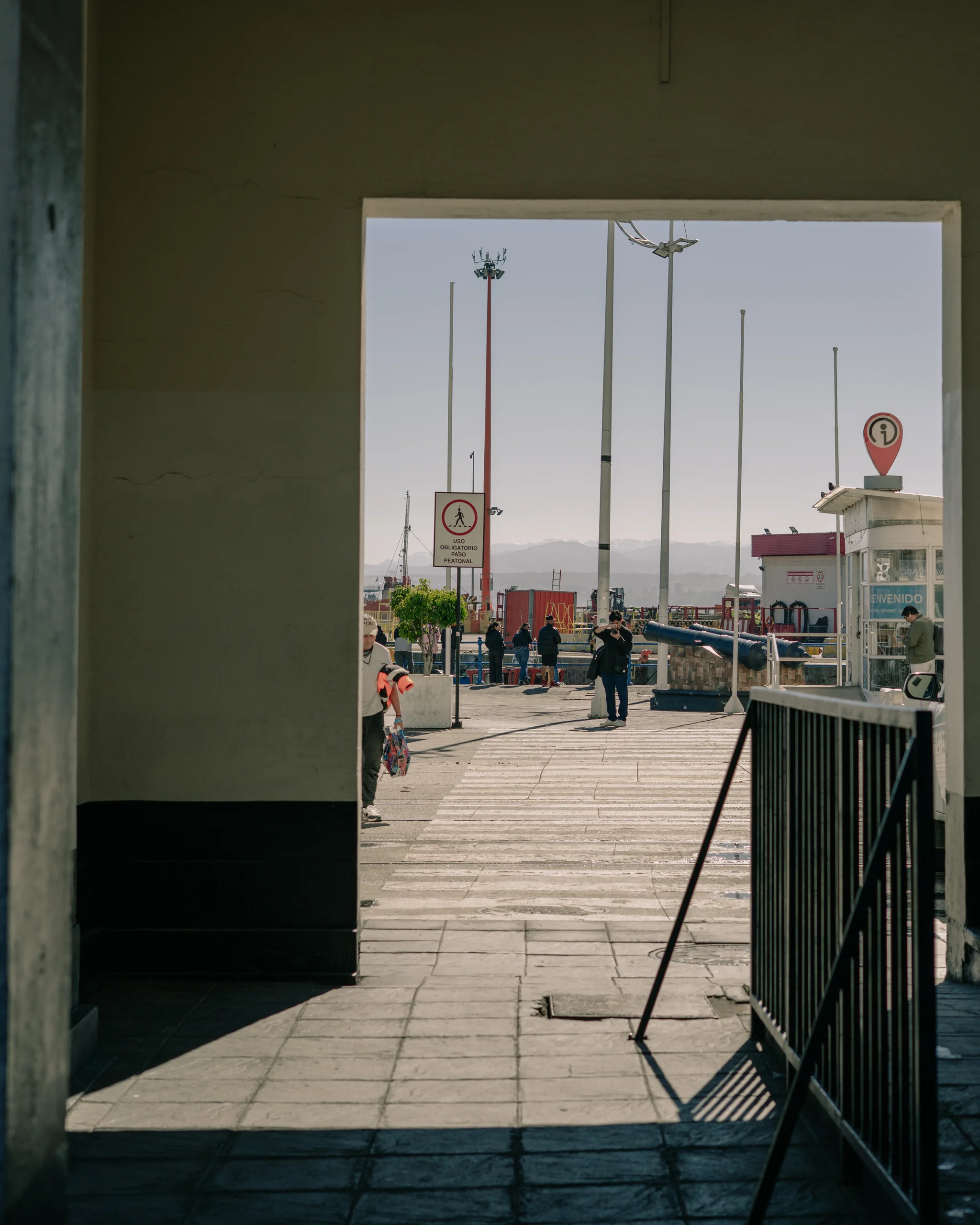 Gente entrando y saliendo del muelle, cada uno con su propia versión de la costa.