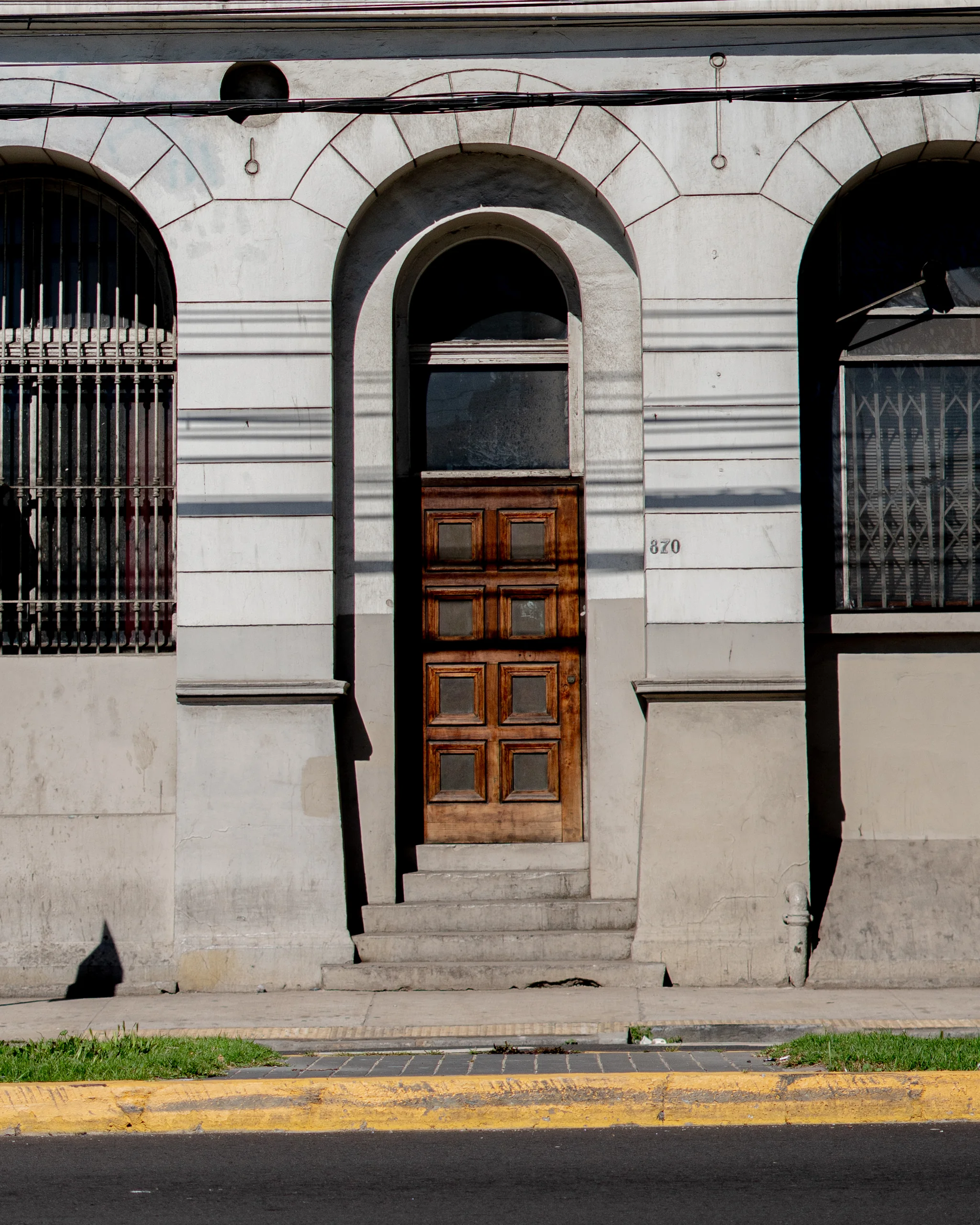 Una entrada antigua que lleva años viendo pasar historias, coches y mareas.