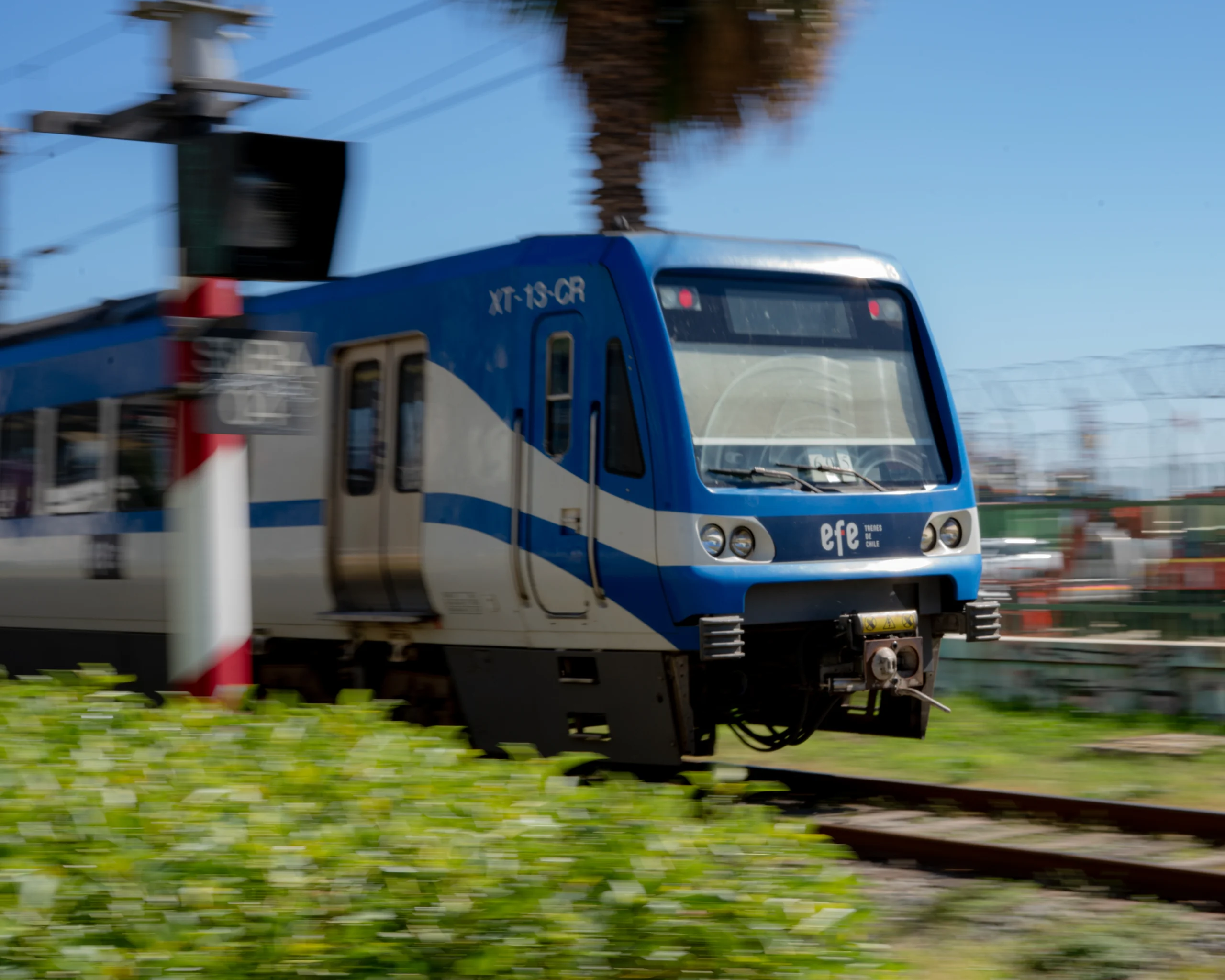 El tren pasa rápido, pero deja un eco mecánico que se mezcla con las gaviotas.