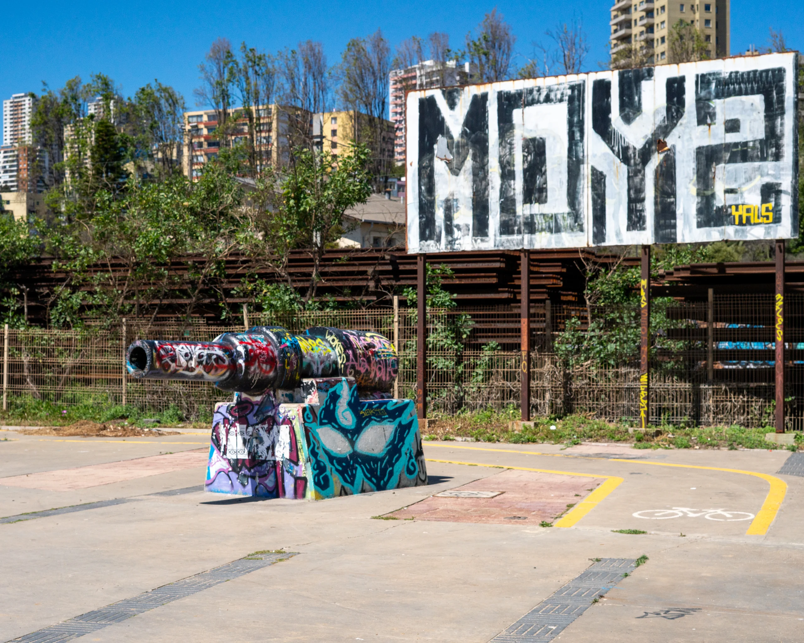 Un cañón cubierto de colores y firmas, convertido en pieza de museo urbano.