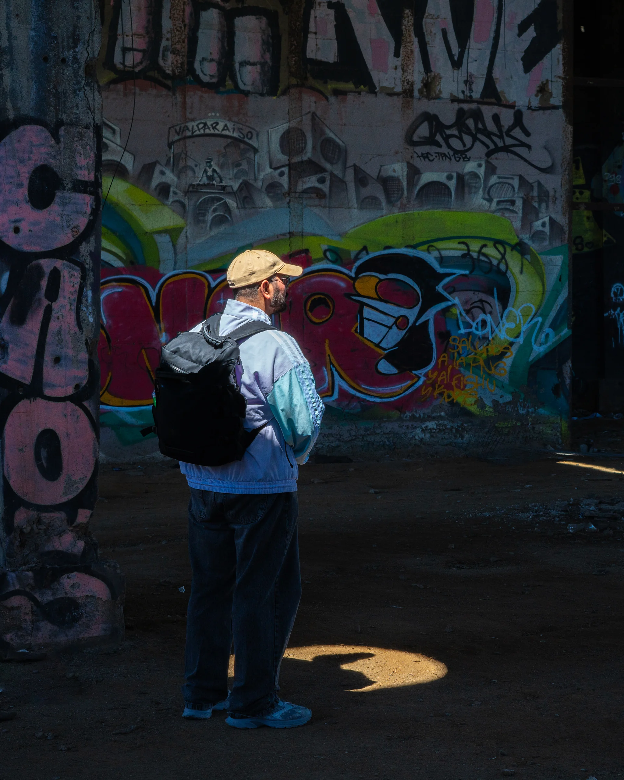 Un pingüino pintado en la pared nos recuerda dónde estamos: Valparaíso siempre firma sus espacios.