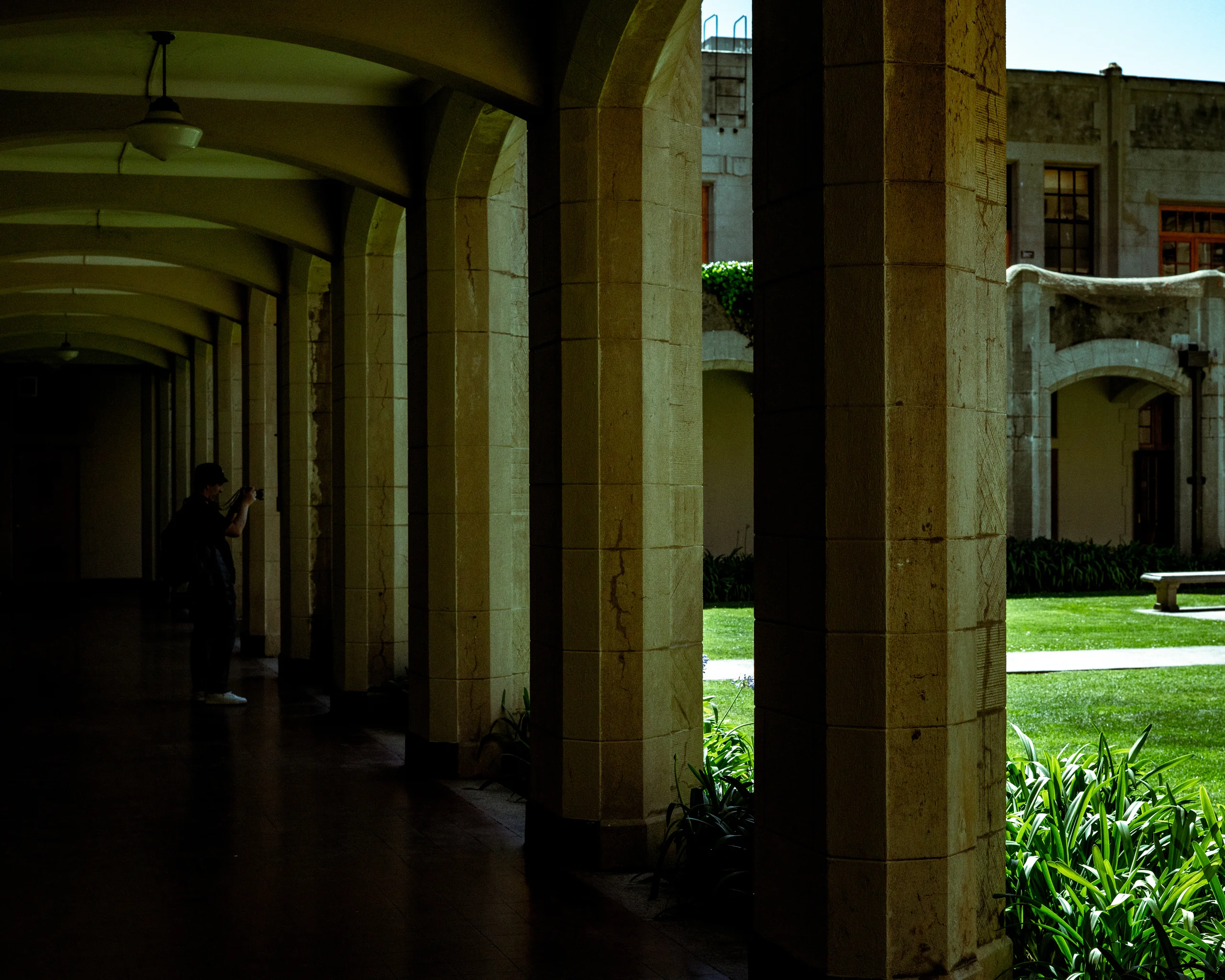 La idea empezó como muchas buenas ideas: entre conversación, cansancio acumulado y ganas de cambiar de escenario, con la cámara ya asomándose como protagonista del viaje.