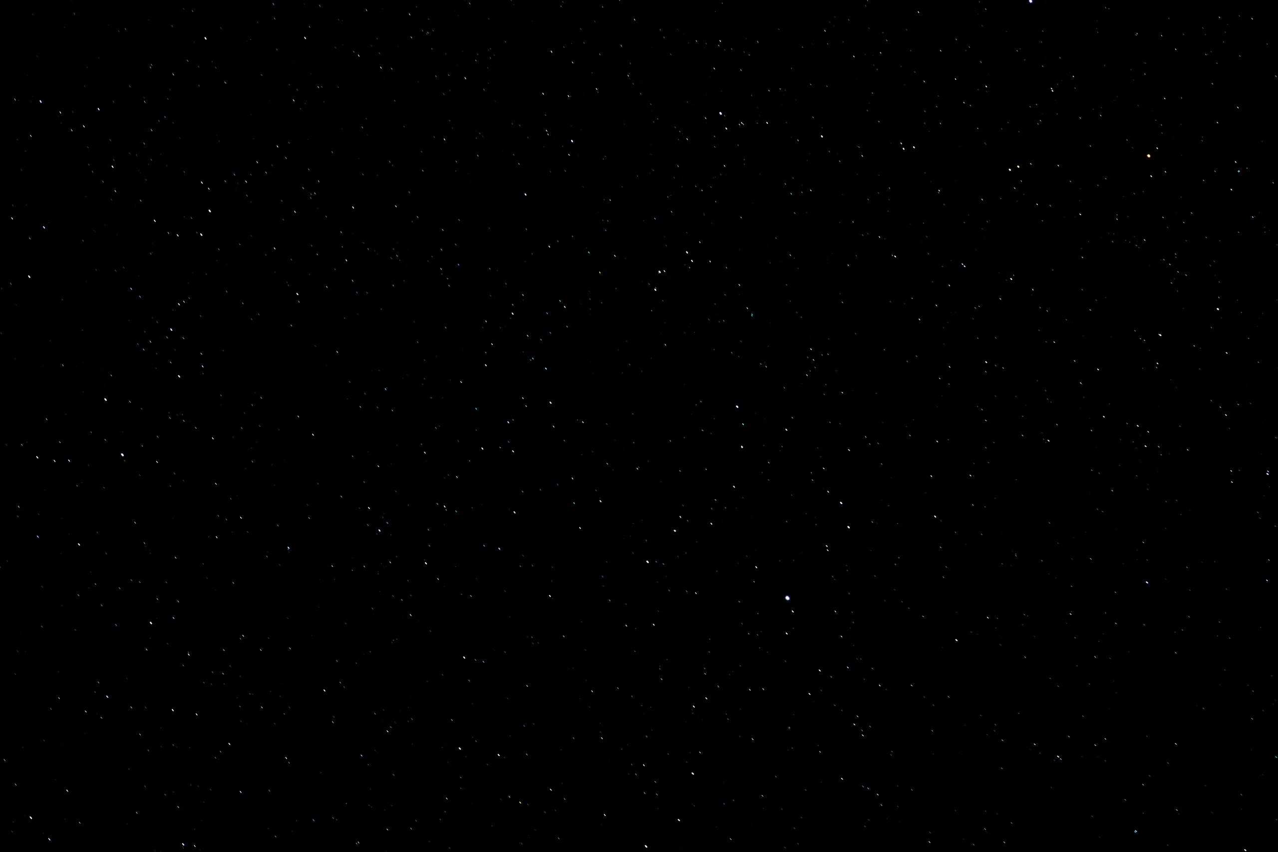 Un cielo negro sembrado de puntos blancos: simple, directo y suficiente.